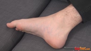Solo twink fucks his own feet for cum