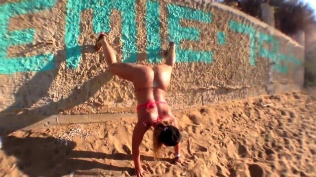 Hot Ukrainian PAWG Girl Twerk Her Big Fat Juicy Ass In Beach