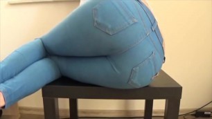 A nice arse ripping hot farts in jeans - lovely :)
